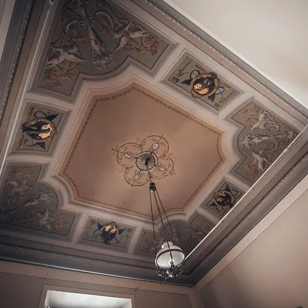 Palazzo Capparucci - Dimora Storica Konukevi 4*